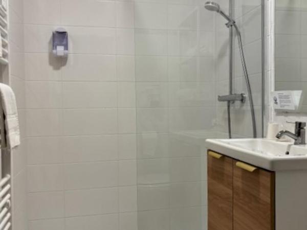 Golf Resort de Digne-les-bains by Adonis : photo 1 de la chambre chambre familiale avec salle de bains