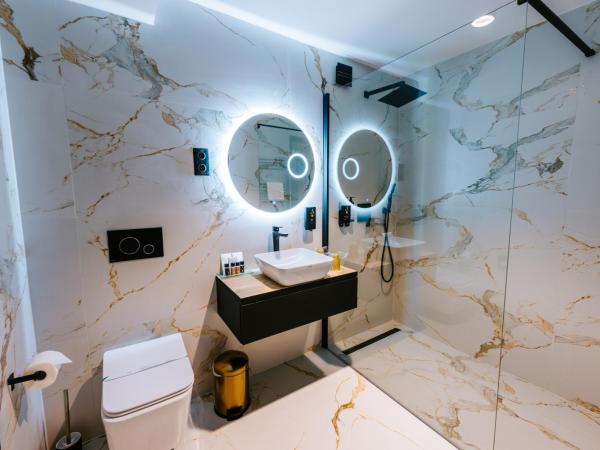 Hotel Auris : photo 6 de la chambre chambre lit king-size avec baignoire spa