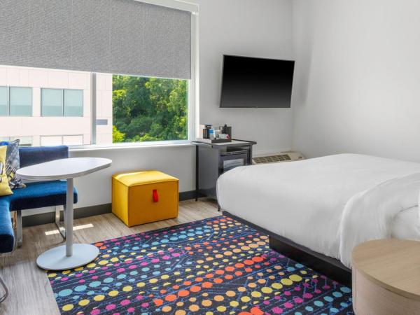 Aloft Nashville Airport : photo 5 de la chambre chambre lit king-size avec baignoire adaptée aux personnes à mobilité réduite