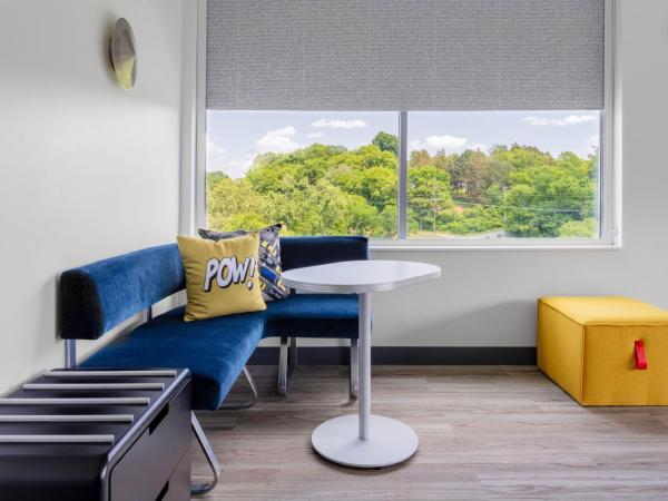 Aloft Nashville Airport : photo 7 de la chambre chambre lit king-size avec baignoire adaptée aux personnes à mobilité réduite