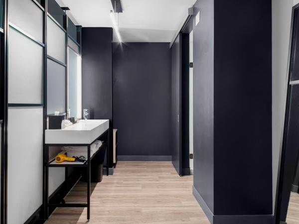 Aloft Nashville Airport : photo 8 de la chambre chambre lit king-size avec baignoire adaptée aux personnes à mobilité réduite