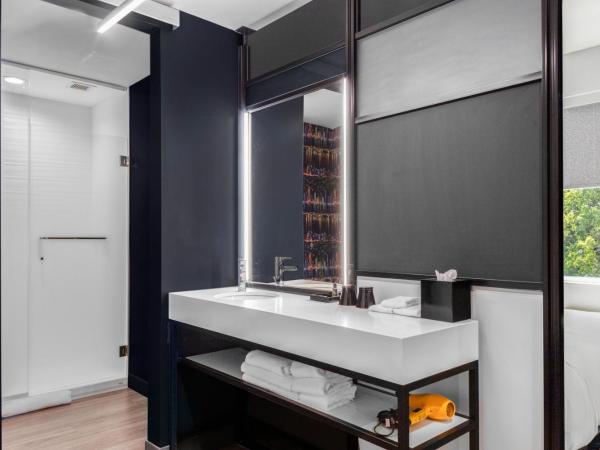 Aloft Nashville Airport : photo 10 de la chambre chambre lit king-size avec baignoire adaptée aux personnes à mobilité réduite