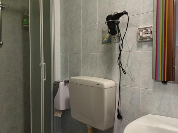 Albergo Avalon : photo 2 de la chambre chambre double ou lits jumeaux avec salle de bains