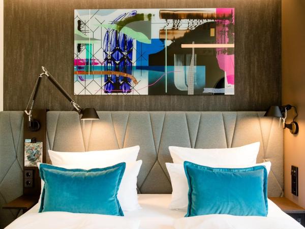 Motel One Berlin-Hackescher Markt : photo 10 de la chambre chambre lit queen-size.