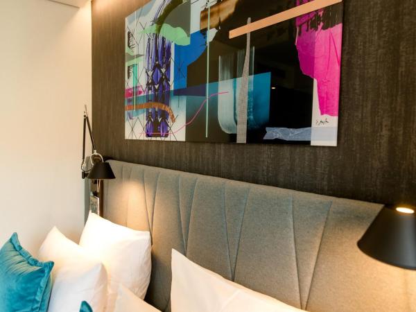 Motel One Berlin-Hackescher Markt : photo 8 de la chambre chambre lit queen-size.
