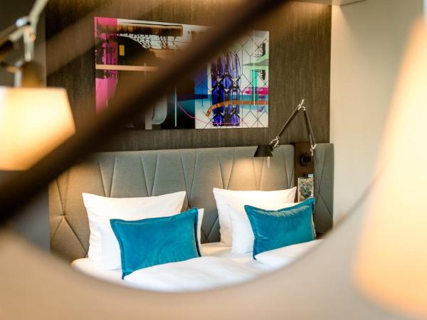 Motel One Berlin-Hackescher Markt : photo 9 de la chambre chambre lit queen-size.