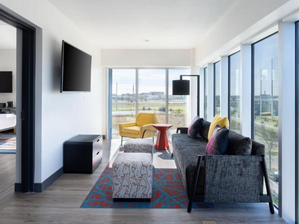 Aloft Orlando Lake Nona : photo 1 de la chambre suite lit king-size avec canapé-lit