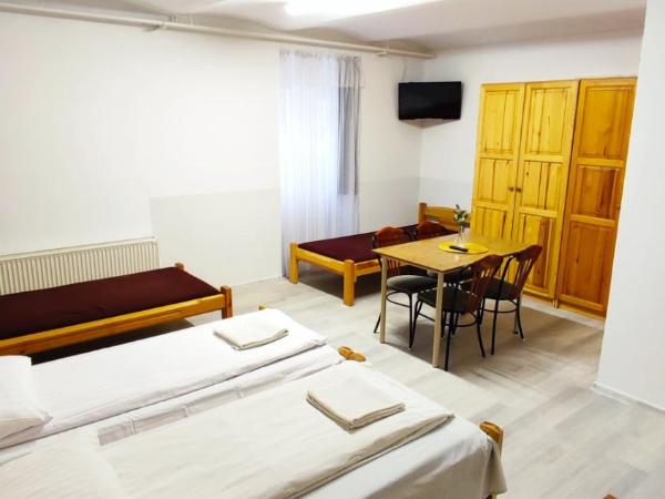 OKSZI Vendégház : photo 4 de la chambre chambre familiale avec salle de bains