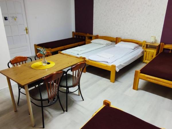 OKSZI Vendégház : photo 6 de la chambre chambre familiale avec salle de bains