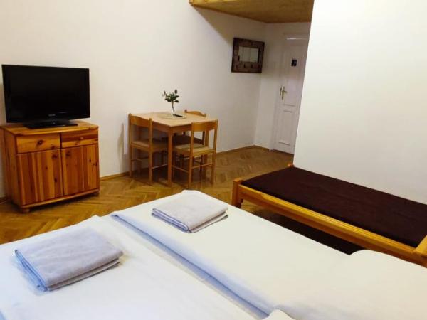 OKSZI Vendégház : photo 5 de la chambre chambre triple avec salle de bains privative