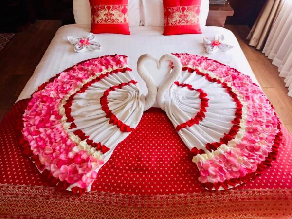 Singha Montra Lanna Boutique Style Hotel : photo 4 de la chambre honeymoon nakara suite with balcony (included sparkling wine 1 btl, rose petals, 1 time afternoon tea)