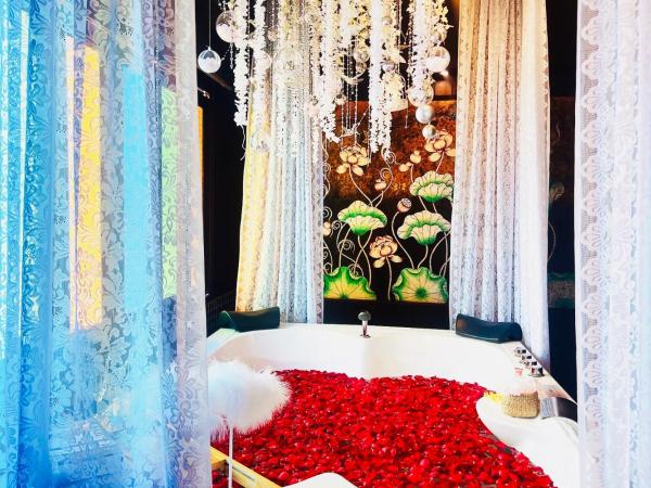 Singha Montra Lanna Boutique Style Hotel : photo 2 de la chambre honeymoon nakara suite with balcony (included sparkling wine 1 btl, rose petals, 1 time afternoon tea)
