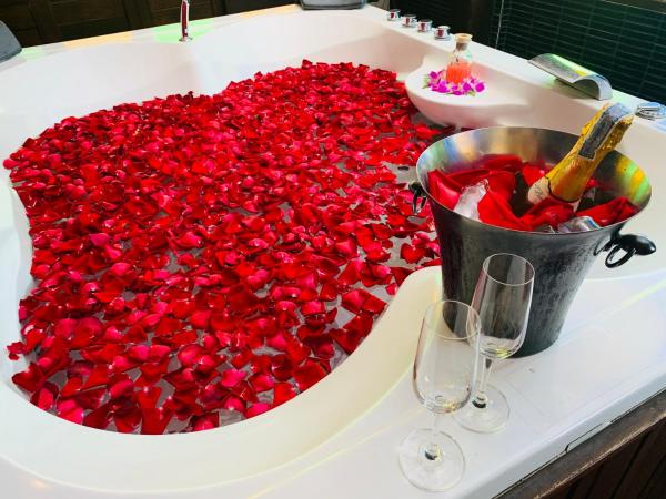 Singha Montra Lanna Boutique Style Hotel : photo 3 de la chambre honeymoon sky roof suite with balcony (included sparkling wine 1 btl, rose petals, 1 time afternoon tea)