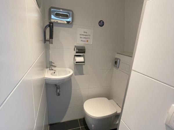 Hotel 55 - City Centre : photo 2 de la chambre chambre simple avec salle de bains privative