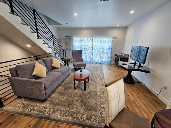 Hollywood Homes minutes to everything SPACIOUS AND FREE PARKING : photo 3 de la chambre five bedroom townhouse at mariposa