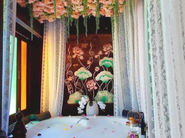 Singha Montra Lanna Boutique Style Hotel : photo 2 de la chambre suite lanna avec bain à remous