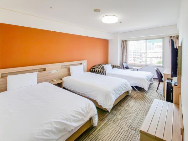 Hotel Sunroute Sopra Kobe : photo 1 de la chambre chambre supérieure lits jumeaux avec un lit d'appoint - fumeurs