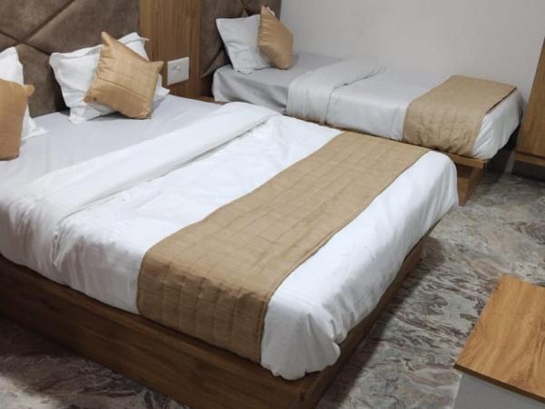 Hotel Sunrise Rooms : photo 2 de la chambre chambre triple avec balcon