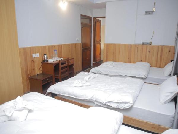 Roamers Inn - Hostel : photo 2 de la chambre chambre triple basique