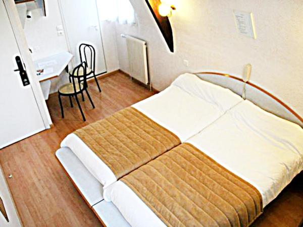 Hotel De Rosny : photo 4 de la chambre chambre lits jumeaux