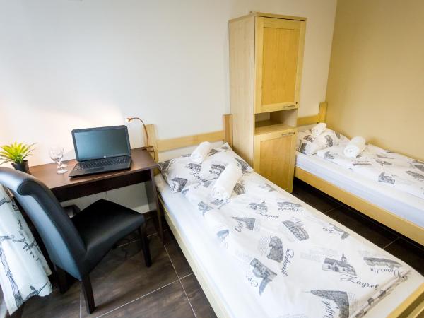 Hostel Moving : photo 7 de la chambre chambre double avec balcon