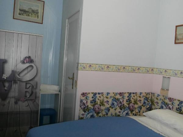 Albergo Junior : photo 3 de la chambre chambre simple avec salle de bains privative