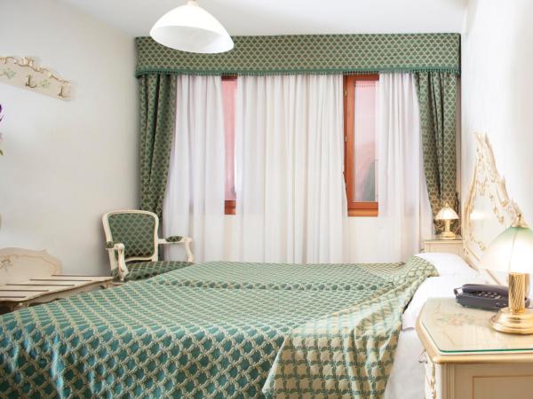 Hotel Commercio & Pellegrino : photo 10 de la chambre chambre double ou lits jumeaux