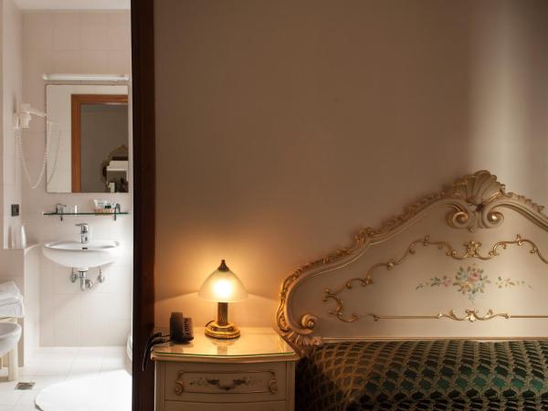 Hotel Commercio & Pellegrino : photo 6 de la chambre chambre double ou lits jumeaux