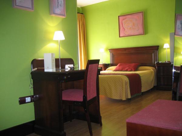 Hotel Carlos V : photo 1 de la chambre chambre lit queen-size avec baignoire spa