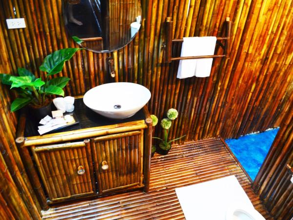 Eco Lanta Hideaway Beach Resort : photo 9 de la chambre bungalow avec vue partielle sur la mer