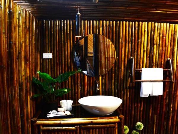 Eco Lanta Hideaway Beach Resort : photo 8 de la chambre bungalow avec vue partielle sur la mer