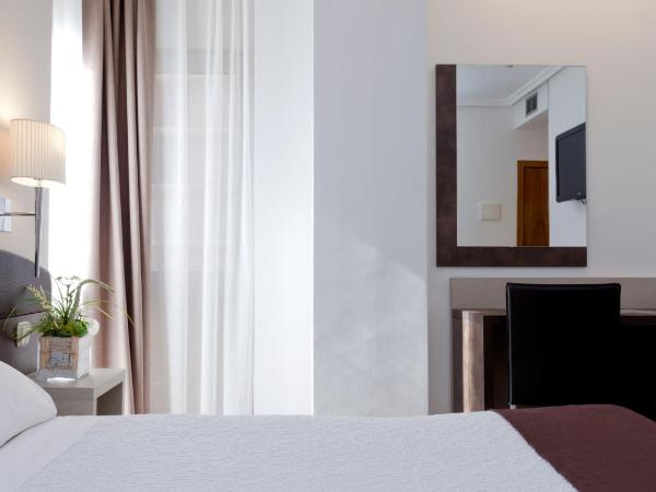 Hotel Villamadrid : photo 6 de la chambre chambre double avec lit d'appoint (3 adultes)