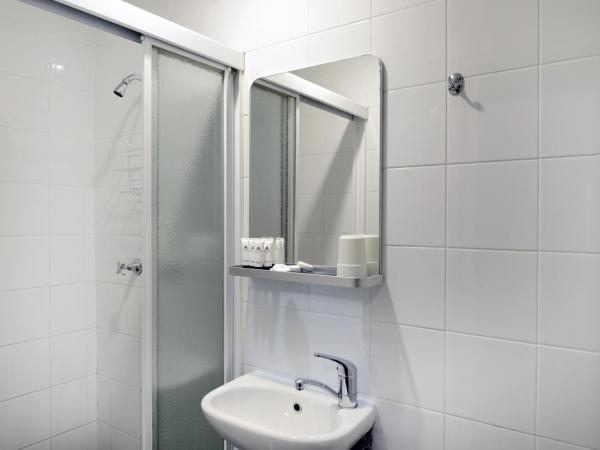 The Maisonette : photo 3 de la chambre chambre triple avec salle de bains privative