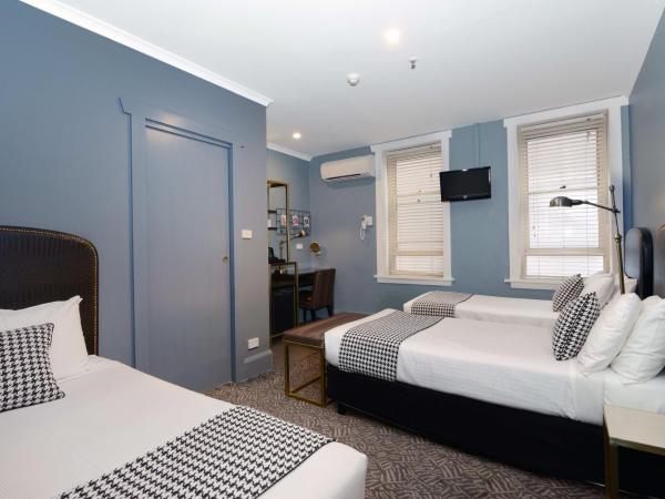 The Maisonette : photo 5 de la chambre chambre triple avec salle de bains privative