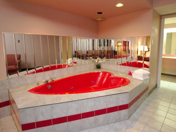 Niagara Lodge & Suites : photo 3 de la chambre chambre lit king-size avec baignoire spa