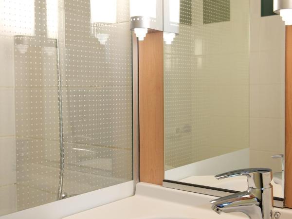 ibis Vannes : photo 5 de la chambre chambre standard avec 1 lit double et 1 lit simple