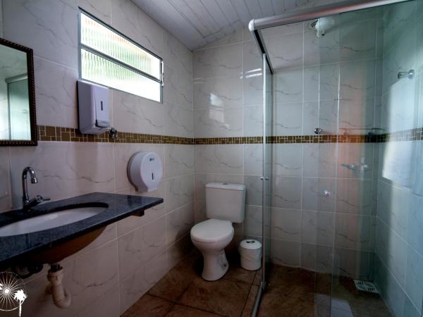 Da Orla Pampulha Hostel : photo 6 de la chambre chambre quadruple avec salle de bains privative
