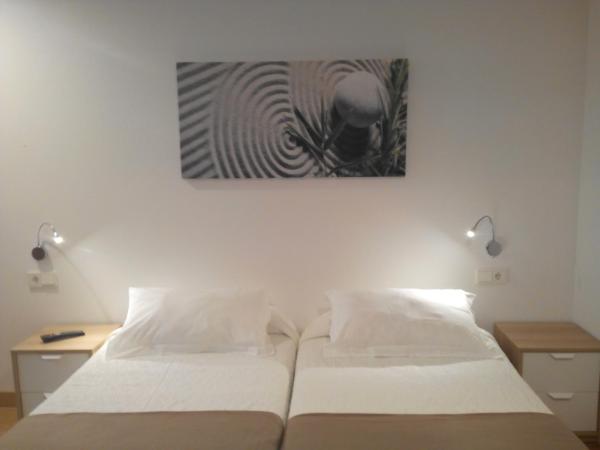 Pensión Sarasate : photo 2 de la chambre chambre lits jumeaux avec lit d’appoint - 301