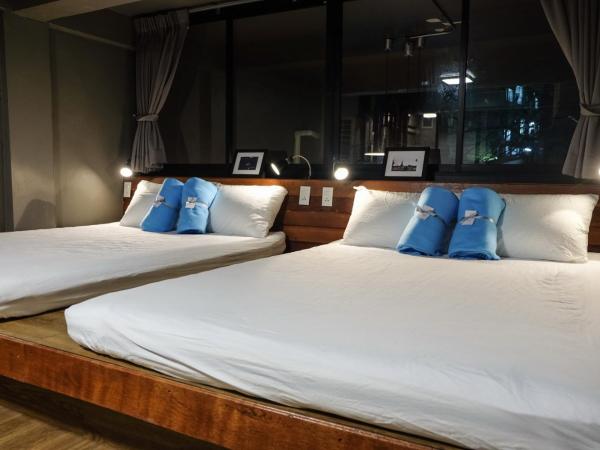 In a Box Hostel : photo 3 de la chambre chambre quadruple avec salle de bains privative