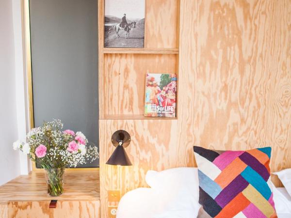 Hôtel Montholon : photo 8 de la chambre chambre double ou lits jumeaux supérieure avec vue sur ville