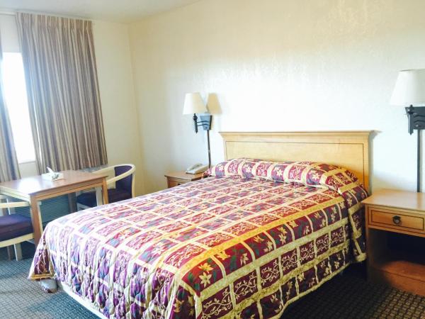 Economy Inn : photo 5 de la chambre chambre lit queen-size