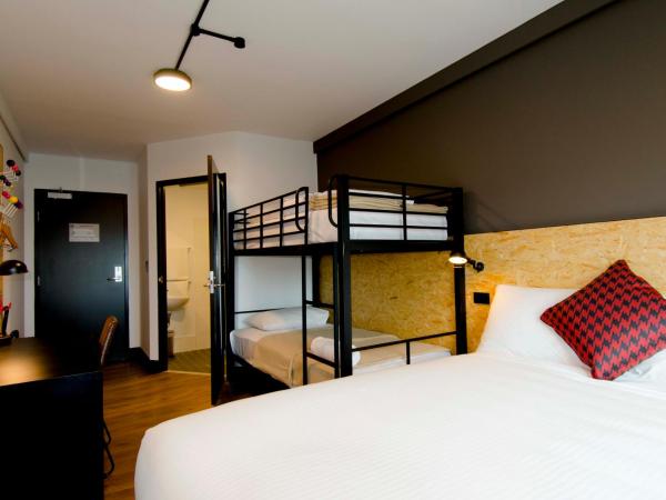 ibis budget Sydney East : photo 4 de la chambre chambre familiale avec 1 lit queen-size et 1 lit superposé