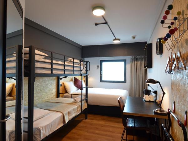 ibis budget Sydney East : photo 1 de la chambre chambre familiale avec 1 lit queen-size et 1 lit superposé