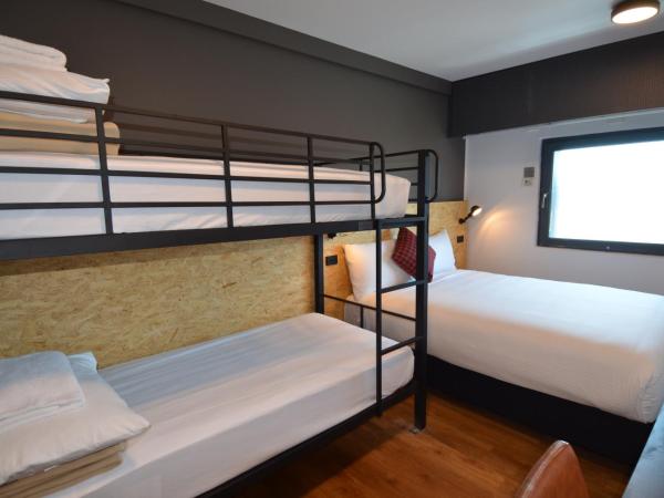 ibis budget Sydney East : photo 2 de la chambre chambre familiale avec 1 lit queen-size et 1 lit superposé