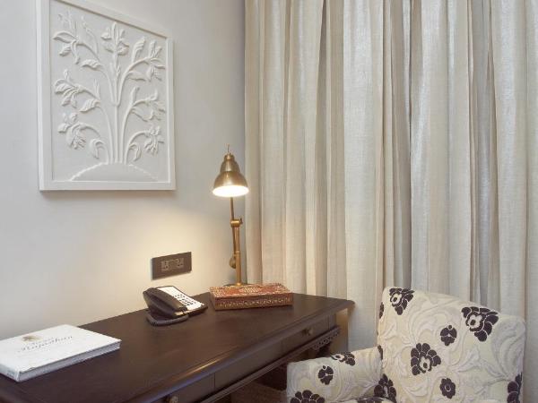 Fairmont Jaipur : photo 7 de la chambre deluxe room twin- (non smoking) 02 pint of beer per room per stay, 20% off on spa,f&b and laundry, evening rituals shaam-e-khaas, happy hours ( buy 1 get 1) at anjum bar on selected beverages.