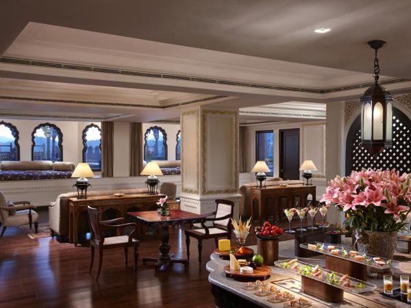 Fairmont Jaipur : photo 3 de la chambre fairmont gold king-non smoking cocktail hours at club lounge, butler on call, 02 pint of beer per room per stay, 20% off on spa,f&b and laundry, evening rituals shaam-e-khaas, happy hours ( buy 1 get 1) at anjum bar on selected beverages