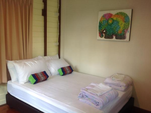 NTY Hostel Near Suvarnabhumi Airport : photo 4 de la chambre chambre double avec salle de bains commune