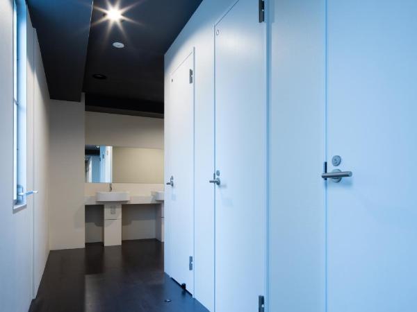 Santiago Guesthouse Hiroshima : photo 5 de la chambre chambre double avec lits superposés et salle de bains commune