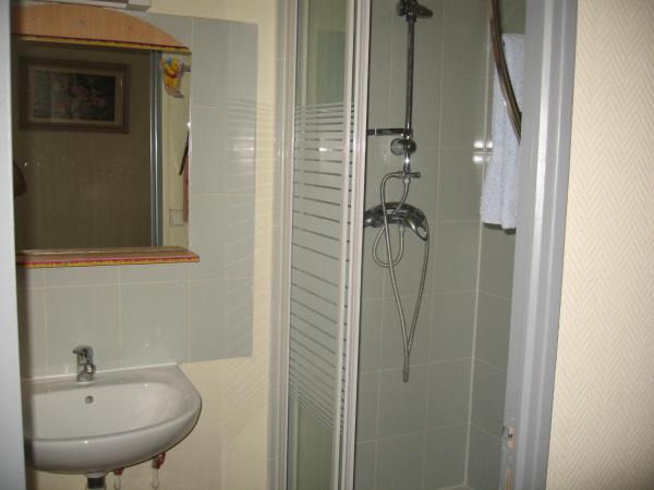 Au Royal Mad : photo 6 de la chambre chambre lits jumeaux avec salle de bains