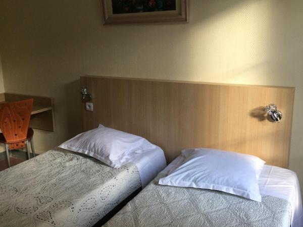 Au Royal Mad : photo 2 de la chambre chambre lits jumeaux avec salle de bains